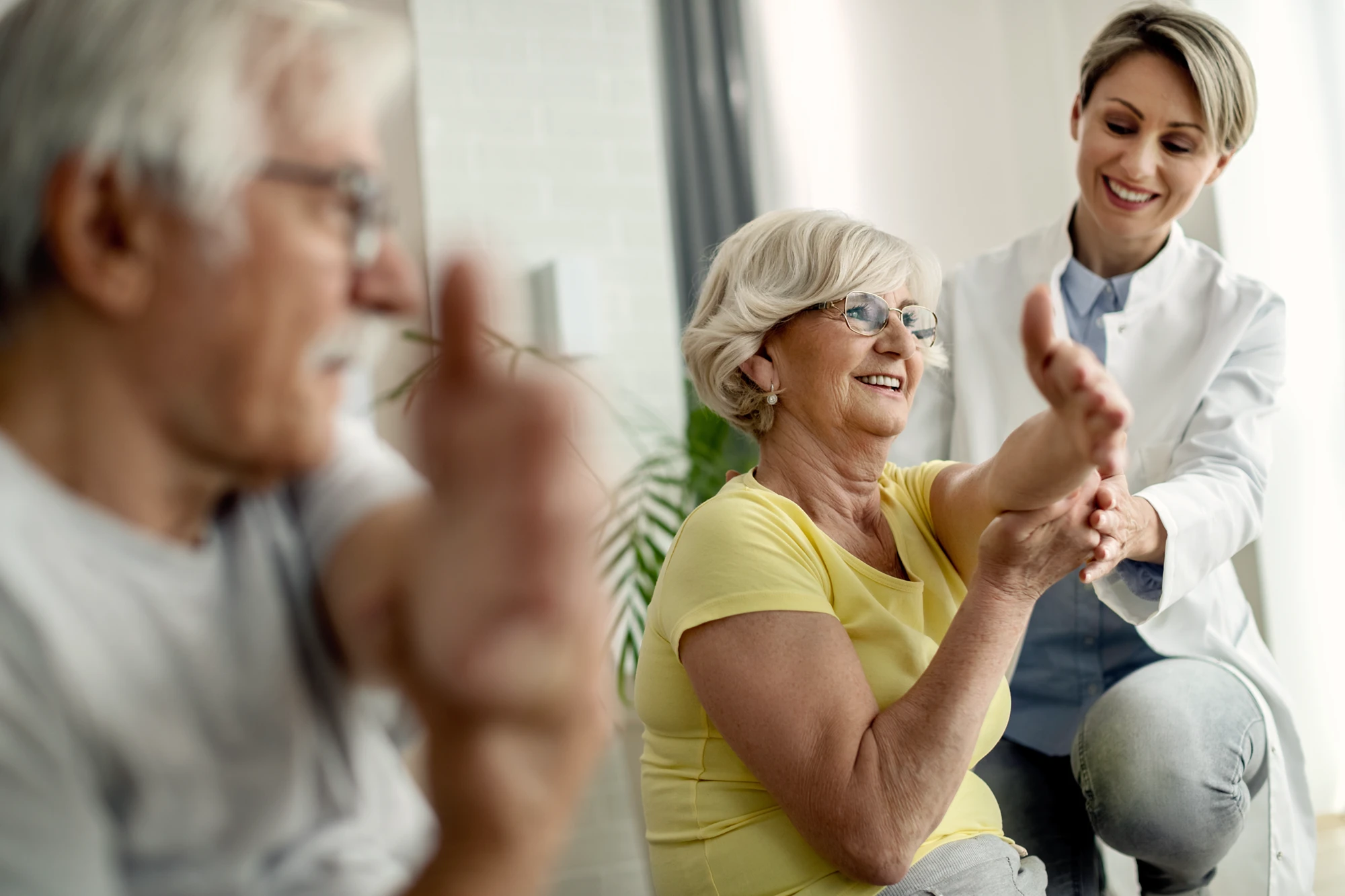 happy-physiotherapist-helping-senior-couple-with-stretching-exercises-home Erstklassige Versorgung zu einmaligen Konditionen für Sales Agents